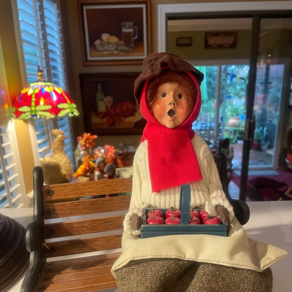 Byers Choice | Accents | Vintage St Edition Byers Choice Apple Lady ...